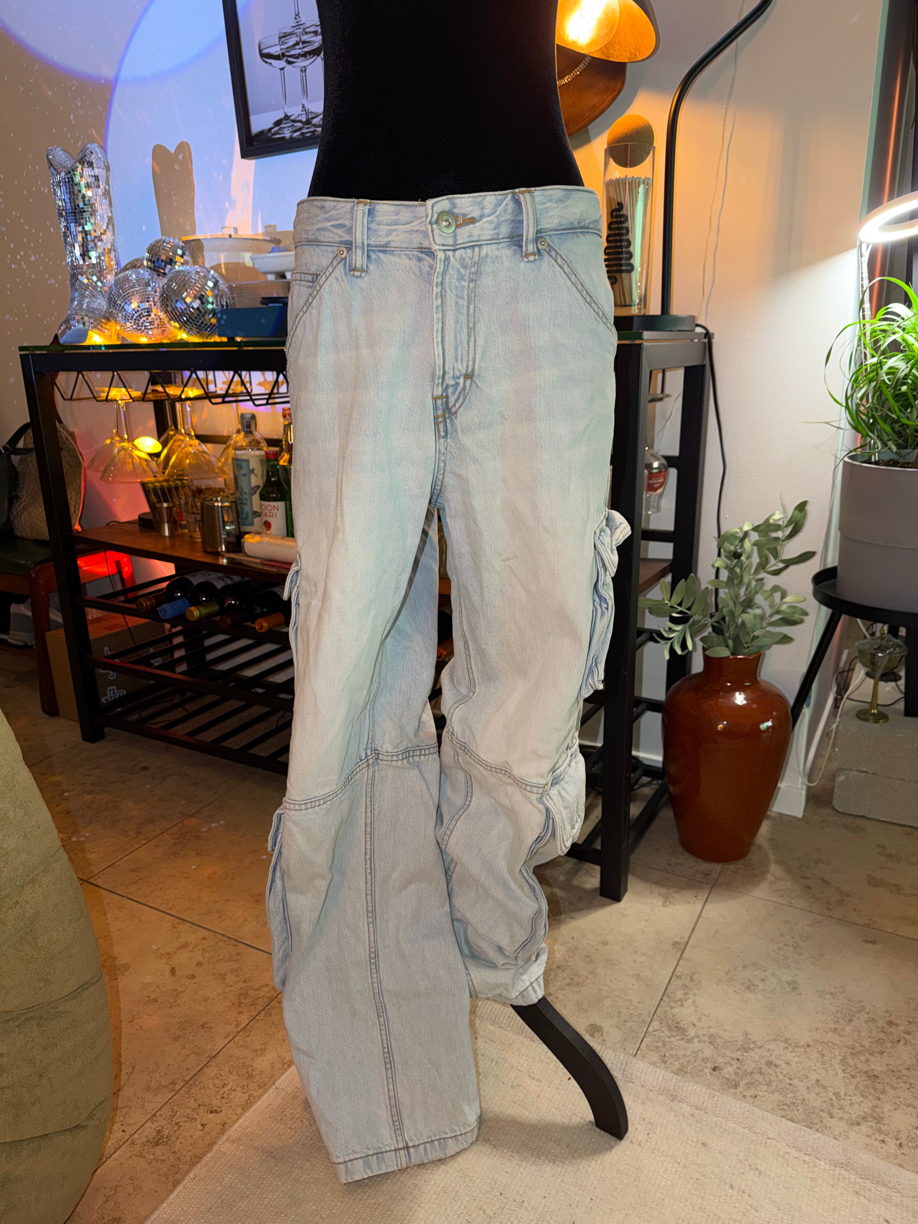 ZARA Light Wash Cargo Jeans for Women - Casual Wide-Leg Style