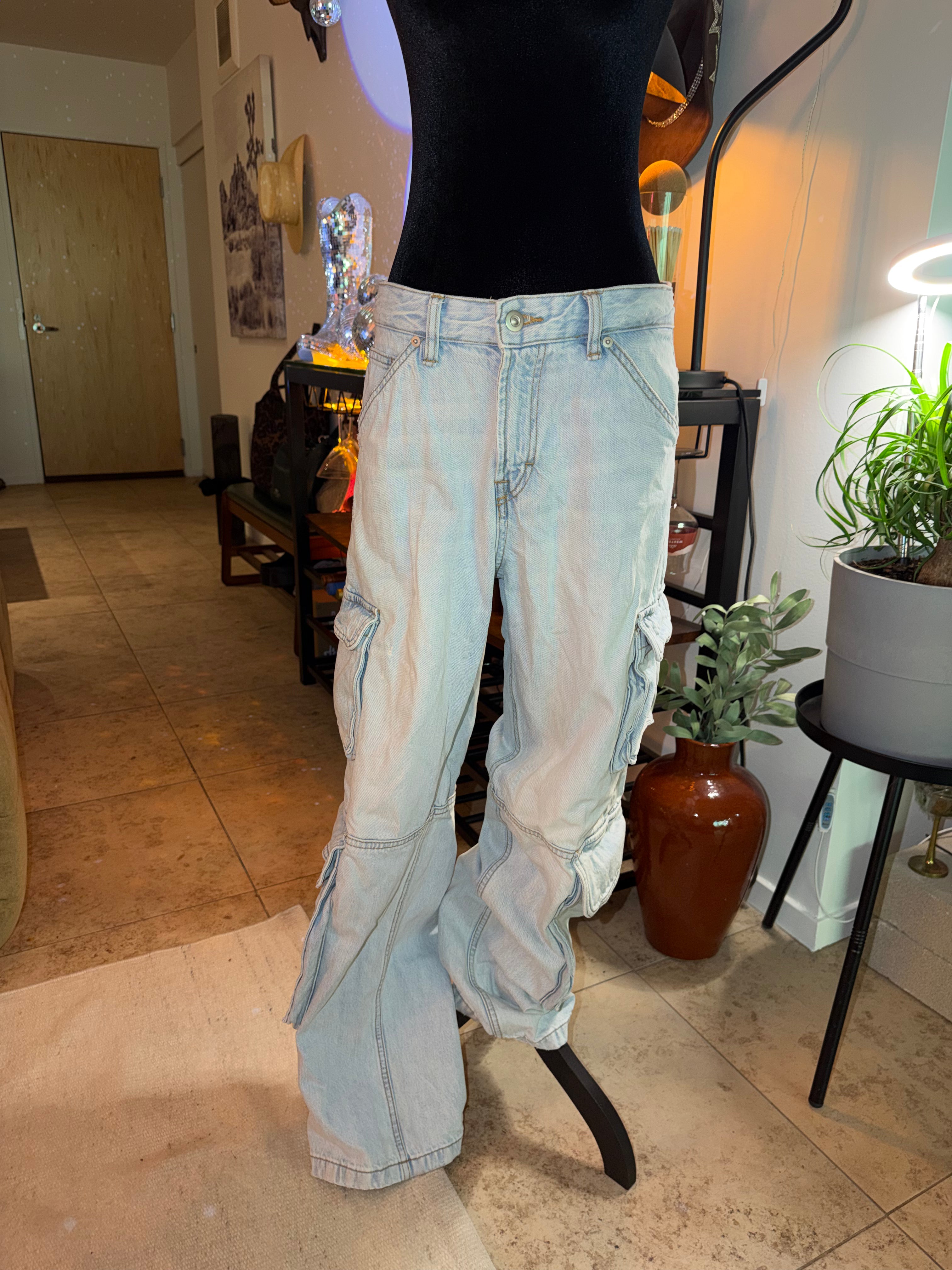 ZARA Light Wash Cargo Jeans for Women - Casual Wide-Leg Style